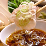 名物のそばしゃぶもおすすめです。ワイン風味の特製おだしでしゃぶしゃぶしたら…そばつゆでどうぞ