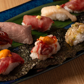 肉寿司の種類が豊富！馬肉もも寿司/馬肉霜降り寿司/馬肉たてがみ寿司/ローストビーフ寿司/馬肉ユッケ寿司/う肉寿司ドック巻き/鶏ももマヨコーン~いくら乗せ~ドック巻き/豚バラネギ卸しドック巻き/至高のドック巻きetc...スタッフおすすめは肉寿司９種盛り合わせ！