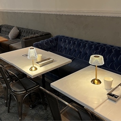 【2名様～4名様用】ラグジュアリーなソファー席でゆっくりと食事を楽しんでいただけます。