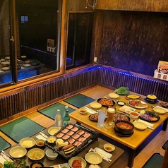 ご友人との女子会や、ご家族でのお食事に使いやすい4名様用のテーブル席を多数ご用意しています。テーブルを囲んで、ボリューム満点のサムギョプサル食べ放題や、多彩な韓国料理のセットメニューをシェアするのがおすすめです。わいわい賑やかなひとときをお楽しみください。