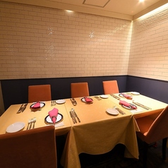 3名様から5名様までご利用可能な完全個室を完備しています。少人数での会食や接待、ご友人同士の集まりにふさわしい、プライバシーが守られた上質な空間です。シックでモダンな内装が落ち着きを演出し、リラックスして食事を楽しむことができます。大切なゲストを招いての特別な時間を、ぜひこちらのお席でどうぞ。