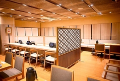 ■明るく開放感のある店内は、落ち着いた雰囲気の中お食事をお楽しみいただけます。一人席も充実