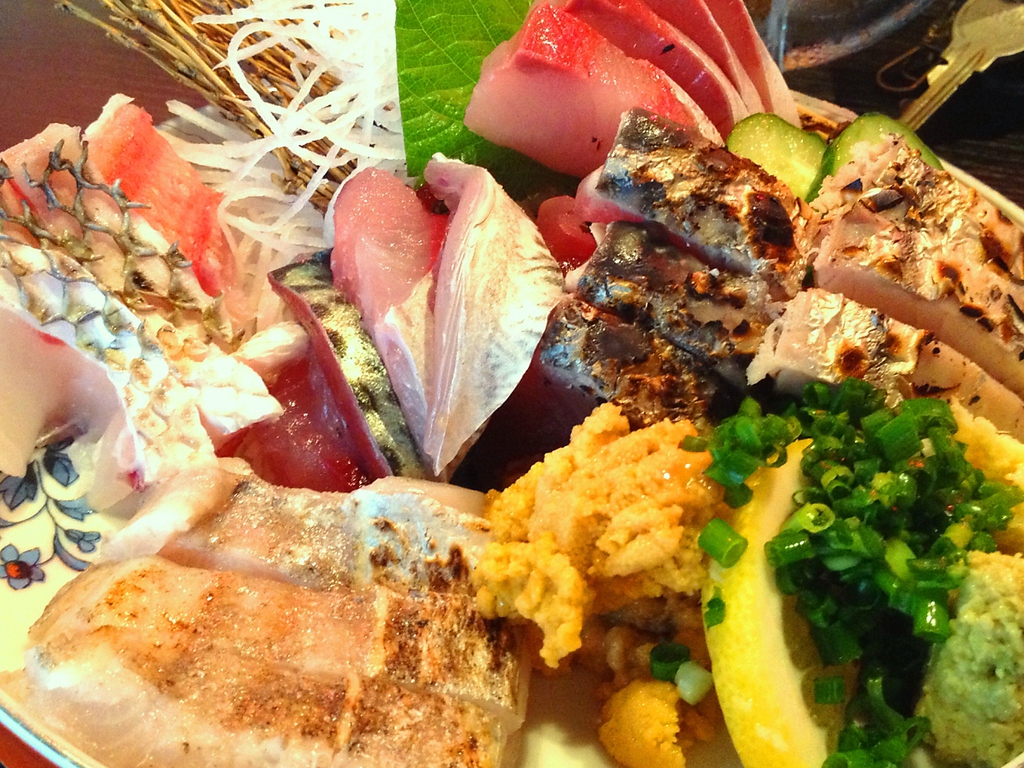 今夜の宴の主役は…毎日仕入れる、朝獲れ新鮮な地魚！季節の訪れを魚で感じながら酒に酔う