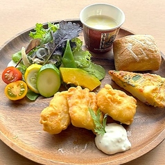 自家製パンのプレートランチ