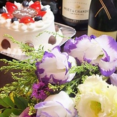サプライズには花束やケーキもご用意できます。個室でのお祝いに…。