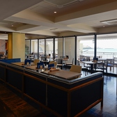広々としていて海を望める店内での食事は格別です!!