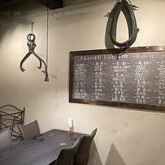 4名様掛けのテーブルを1卓ご用意しております。目の前の黒看板には、シェフが仕入れた厳選食材が掲載されており、お好みでお選びいただいた食材をもとに料理を振る舞います