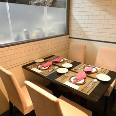 3名様から4名様でご利用いただける広々としたテーブル席です。店内はシックでモダンな装飾が施されており、カジュアルながらも高級感の漂う居心地の良い空間となっております。普段使いのディナーからちょっとしたお集まりまで、幅広いシーンで活用可能。開放感と落ち着きを兼ね備えたお席で、素敵な夜を演出します。