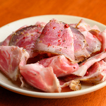 しっとり柔らかな食感と肉の旨味が凝縮された店主特製の自家製ハム。お酒が進むおつまみにぴったり