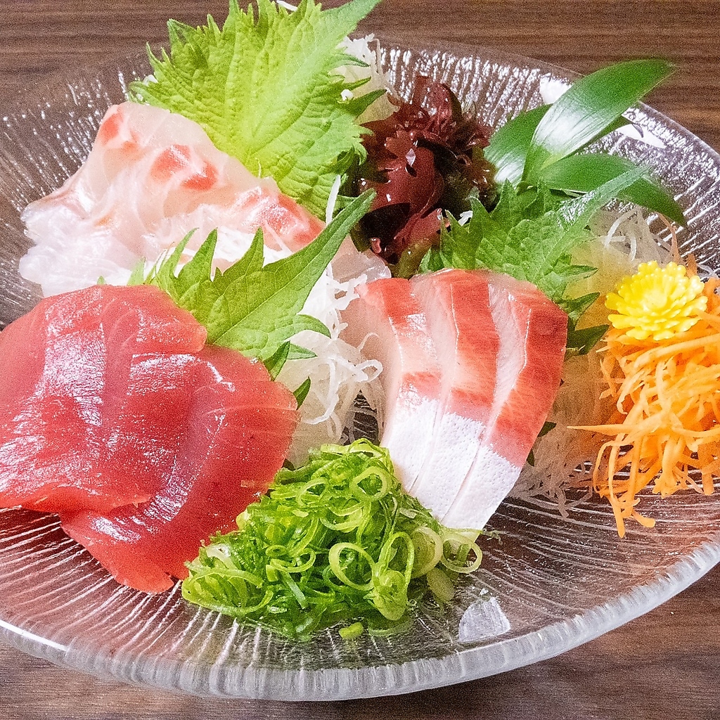 【独自の仕入れ】高知産の朝獲れ鮮魚をふんだんに使ったお刺身盛り合わせ。お子様にも大人気の逸品♪