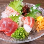 【独自の仕入れ】高知産の朝獲れ鮮魚をふんだんに使ったお刺身盛り合わせ。お子様にも大人気の逸品♪