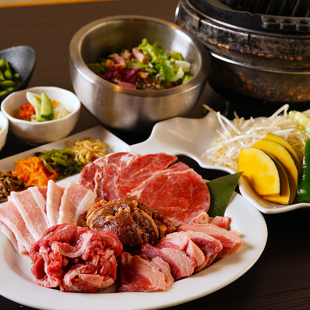 希少部位のジンギスカンや自慢の焼肉を炭火で堪能できます。