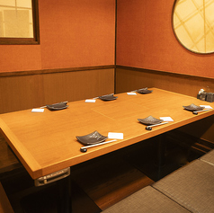 「5~6名様」でご利用いただける完全個室。仕切りを外して「12名様」の完全個室としてもご利用いただけます。