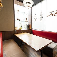 【ご家族での団らんに◎リラックスできるソファー席】小さなお子様連れやご家族でのご利用でも、肩肘張らずに寛げるソファータイプのお席です。広々とした空間で、上質な鉄板焼を皆さまで囲んでいただけます♪4~7名様でご利用いただけます。