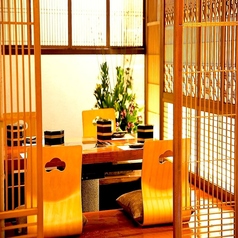 当店は全席個室となっており、プライベート感を重視した設計を徹底しております◎２名様からご利用できる少人数向けのお部屋は、デートやご夫婦での記念日、大事なビジネスの接待に最適です。美しい和の意匠に囲まれた静かな雰囲気の空間で、大切な方と美味しいお料理を心ゆくまで満喫いただけます。