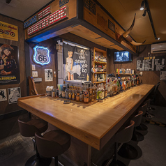 カウンター席は、ロックが流れる中で自然と会話が生まれる特別な場所。音の好みを語ったり、好きなバンドの話で盛り上がったりと、ふとしたきっかけで心の距離が縮まります。スタッフとのやり取りも心地よく、初めてでも気負わず過ごせる空間。音と人がつながる、そんな温かい時間が楽しめます♪