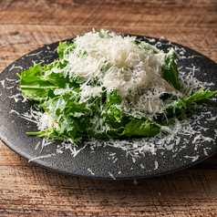 たっぷりチーズかけ!ベーコンと温玉 季節野菜のシーザーサラダ
