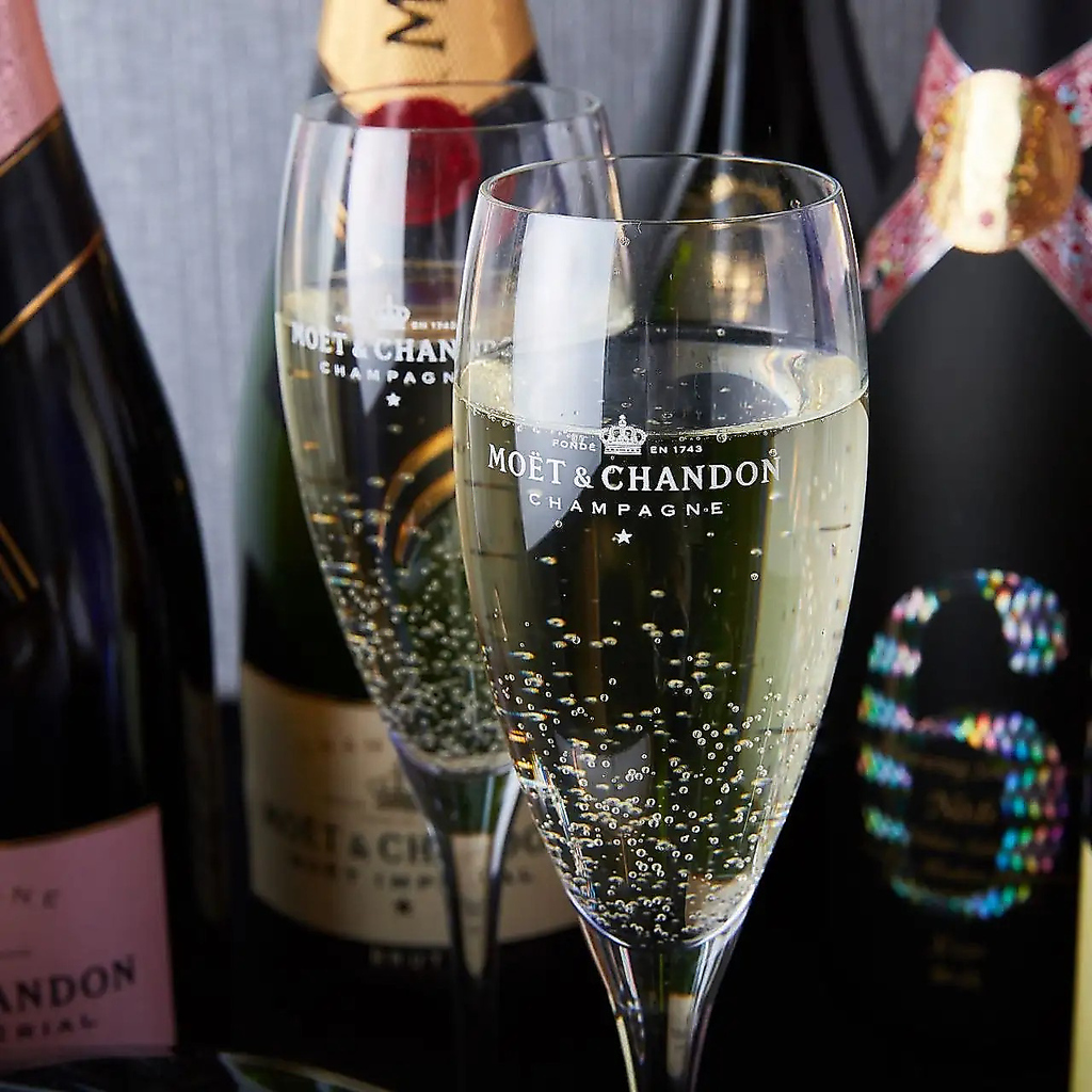 お祝い事や記念日にぴったりのシャンパンもございます。カクテルやソフトドリンクも充実の品揃え！