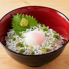 【釜揚げしらす丼】(味噌汁、サラダ、お新香つき)