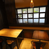 古民家を改装した、ウッド調のレトロモダンな店内♪