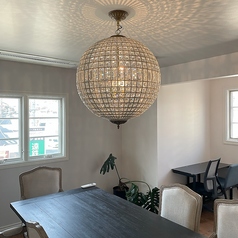 広々としたイベントスペースに隣接したお席は、ワークショップやセミナー後の交流にも最適です。開放的な雰囲気で、会話が弾みます。