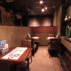 落ち着いた雰囲気が魅力の店内には、全部で38席をご用意しております。お一人様やカップルでのご利用にちょうどいいテーブル席は、大切な人とのデートや普段のお食事にぴったりです。居心地のいい空間で、思い出に残る素敵な時間をお過ごしください。