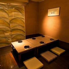 【22名様まで向け半個室　お食事会様・大人数様向け個室】お店の雰囲気を味わいながらお食事をお楽しみいただける♪ゆったり寛げるお席と自慢の絶品料理で会話も弾みます。