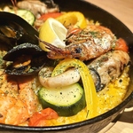 牡蠣出汁で炊き上げた海鮮パエリアはランチでもご注文いただけます