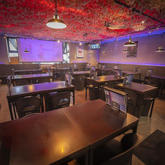 2人席からご利用いただけるテーブル席は、プライベート感があり、ゆったりとした時間を楽しむのに最適です。デートや友人との親密な会話を楽しむための理想的な空間です。