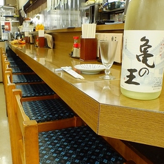 カウンター席で日本酒はいかがでしょうか。