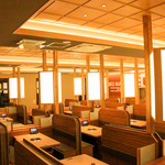 清潔感ある広々とした店内は、各お席を仕切りで分けた半個室のようなお席となっています。