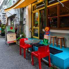 年間を通して暖かい沖縄。外のテラス席で風を感じながら頂くお酒は格別です◎