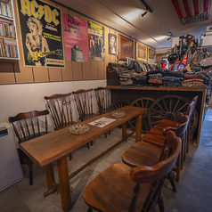 8人テーブルは、仲間とロックを語り、笑い合いながら過ごせる心地よい集まりの場。好きな曲が流れれば自然と会話が弾み、思い出話や音楽談義も尽きません。広めのテーブルで料理もシェアしやすく、ワイワイ楽しむ時間にぴったり。グループで盛り上がりたい夜に、音と会話が重なる特別な席です☆