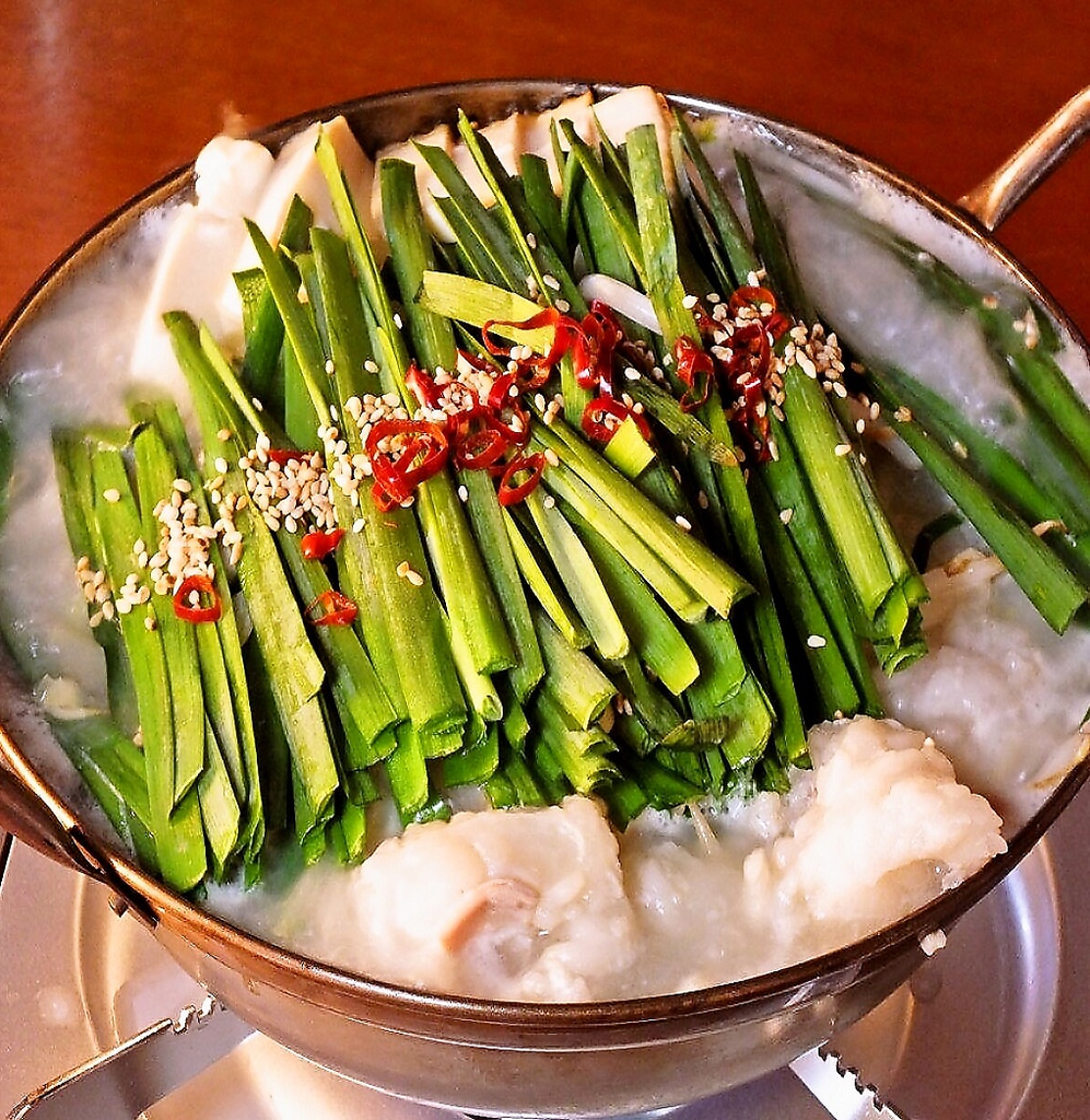 【博多もつ鍋】鶏ガラを八時間かけて煮込んだ「濃厚コラーゲンスープ」で作る、博多もつ鍋。