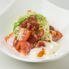 薩偶豚スモークと半熟玉子の温かキャベツサラダ