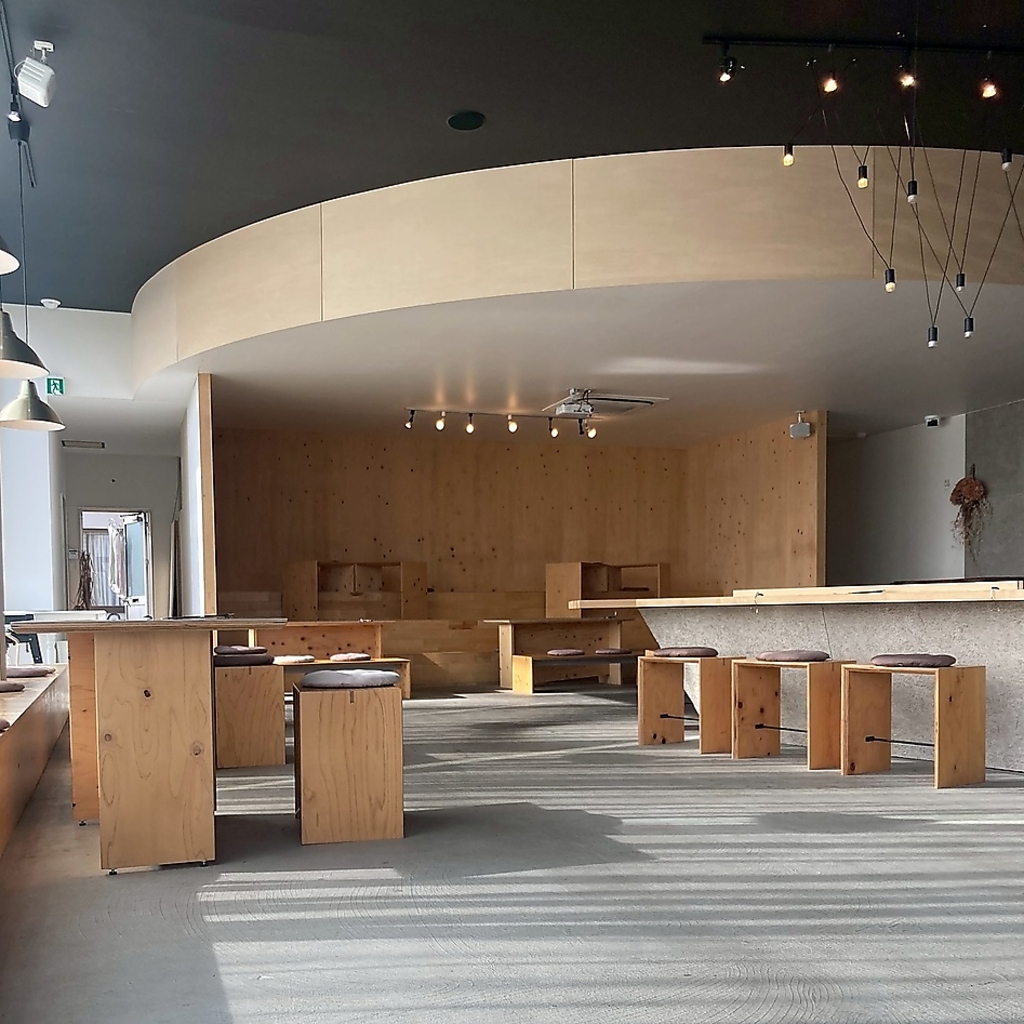 店内は落ち着いた雰囲気で、リラックスしてお過ごしいただけます◎ご来店、お待ちしております。