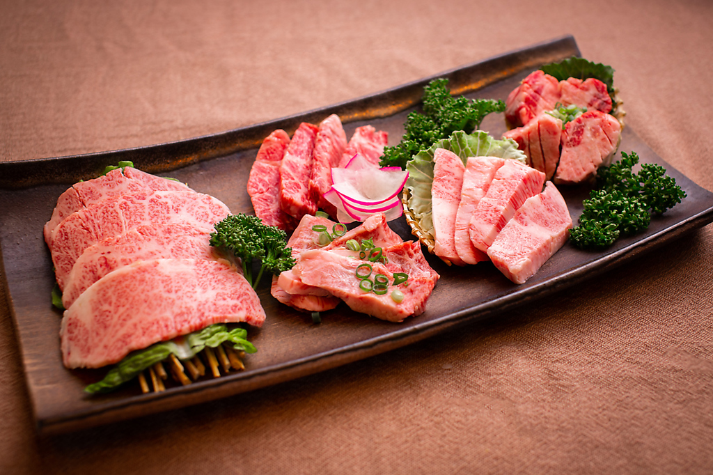 ハズレなし！「バラの5種盛り」です。ゆう焼けこやけならでは、上質な赤身と脂が味わえます。