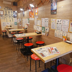 友人との集まりやご家族での食事に最適な4名テーブル席。最大16名様までお席をご用意。美味しい料理と共に素敵な思い出をどうぞ◎