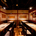和モダンな雰囲気ある広々テーブル席！和モダンな雰囲気の店内は、肩ひじ張らずに宴会をお楽しみ頂けます！池袋駅から徒歩1分の好立地なので集合・解散もスムーズ！飲み会や宴会だけでなく、接待、女子会、合コンなど様々なシチュエーションにおすすめです！当日予約も承っておりますのでお気軽にご利用ください！