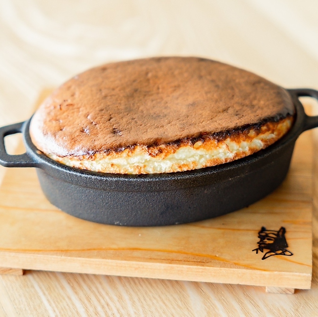 SNS映えするおしゃれなデザートも豊富にご用意♪焼きたてバスクチーズケーキはいかがでしょうか？