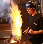 焼き師が丁寧に焼き上げる炭火焼は、ぢどり亭の名物の逸品！炭で焼き上げるからこそのジューシーな味わいと歯ごたえをお楽しみください。