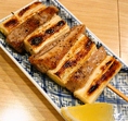 【東京名物】ネギとマグロの組合せで有名な≪ネギマ≫を串焼きに！ジューシーなマグロとネギをレモンでサッパリ味わえます。