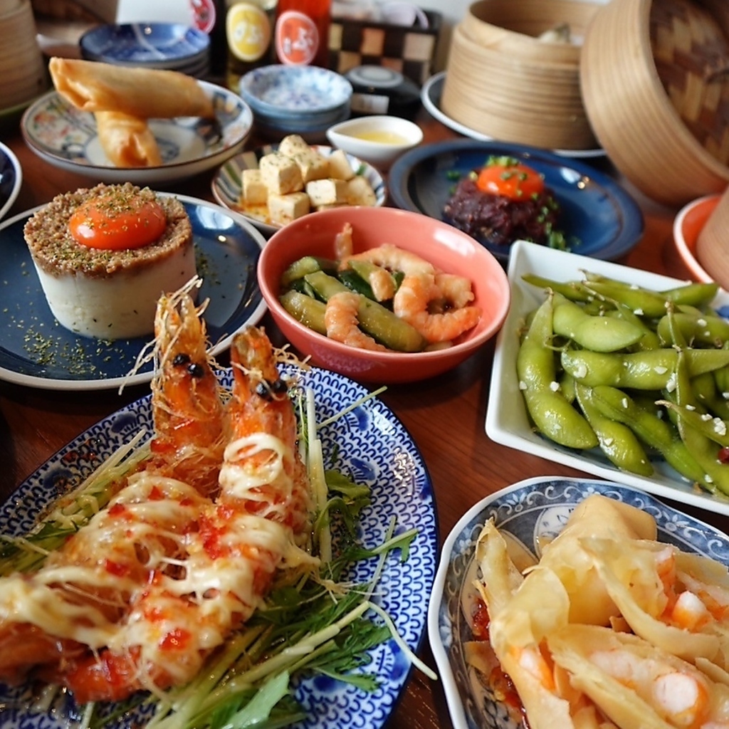 和・洋・中の豊かなジャンルの料理を50種類以上取り揃えております。お酒と共にご賞味ください！