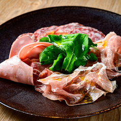 フランス産の生ハムと厳選サラミ盛り合わせ