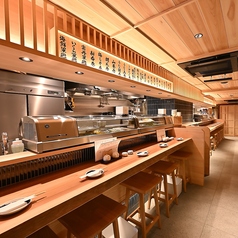 目の前で握られる寿司を堪能できるカウンター席です。