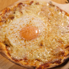 半熟卵とベーコンのピザ