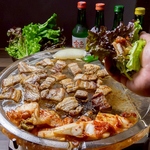 カリッと焼けたらハサミでカット！巻き野菜に焼キムチやお好みの薬味をのせてお召し上がりください！