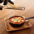 料理メニュー写真&nbsp;【名物】トマトニョッキ ～粉雪チーズかけ～