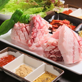 【本場韓国の焼肉サムギョプサル】当店自慢の料理はなんといっても肉！分厚いお肉を豪快に焼いて！
