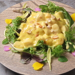 マンゴー香る濃厚エビマヨ、ナッツ、彩り野菜、花びらが華やぐプリッと海老が主役のまろやかな逸品。